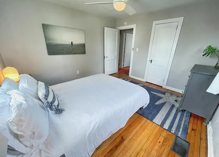 Seas The Day - 4 Blocks To The Beach, Restaurant, And Bar District - Great Deck And Outdoor Space!!