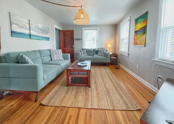 Seas The Day - 4 Blocks To The Beach, Restaurant, And Bar District - Great Deck And Outdoor Space!!