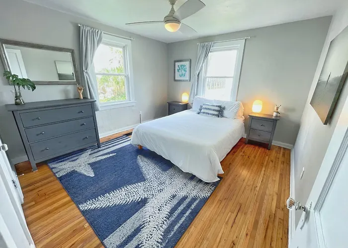 Seas The Day - 4 Blocks To The Beach, Restaurant, And Bar District - Great Deck And Outdoor Space!!