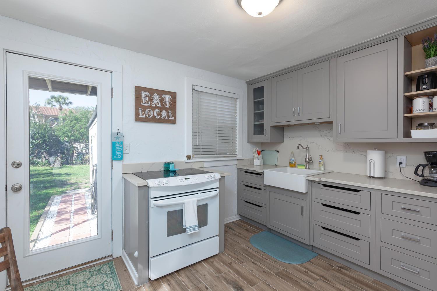 Apartment Seas The Day - 4 Blocks To The Beach, Restaurant, And Bar District - Great Deck And Outdoor Space!!