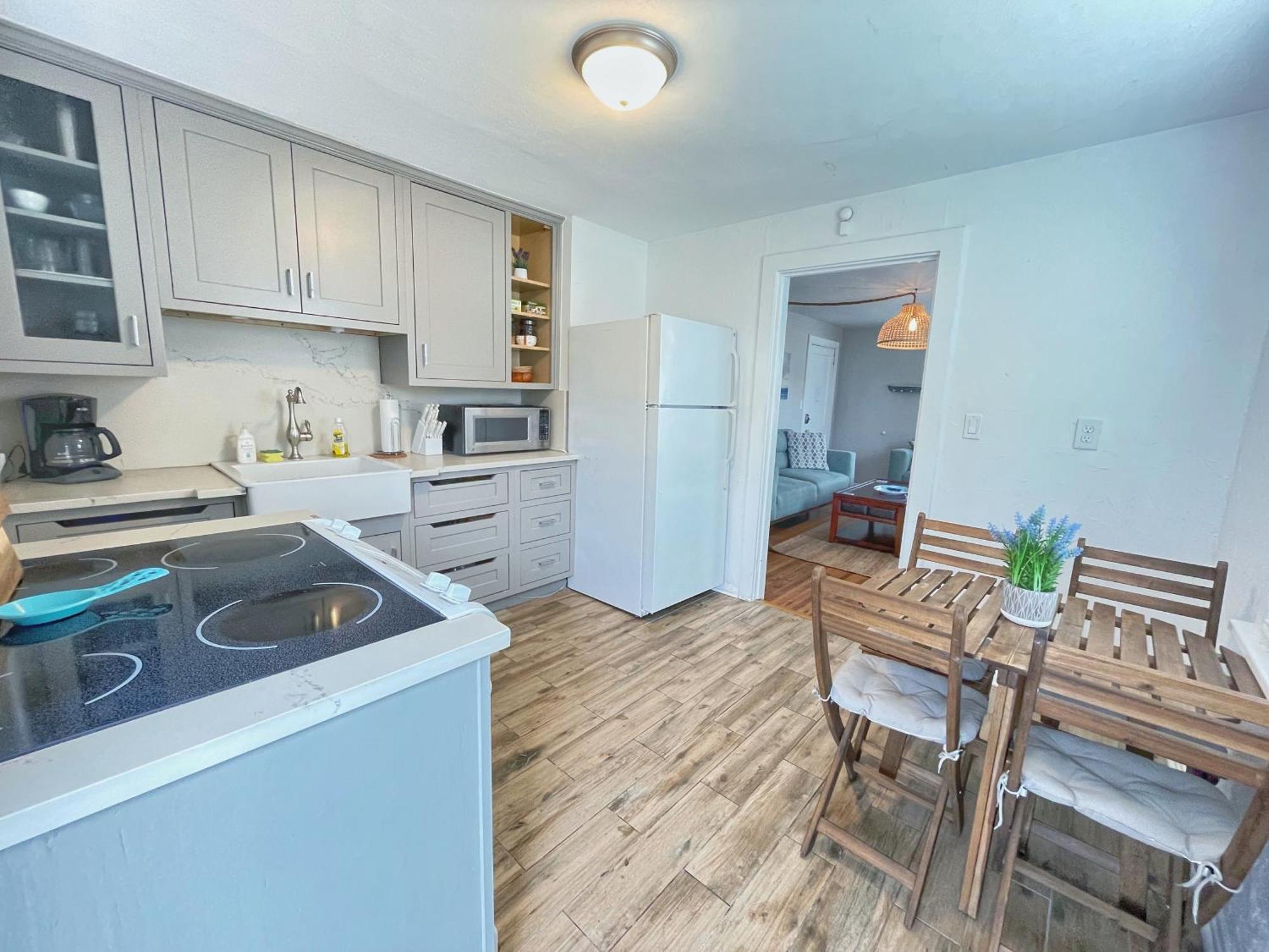 Apartment Seas The Day - 4 Blocks To The Beach, Restaurant, And Bar District - Great Deck And Outdoor Space!! *