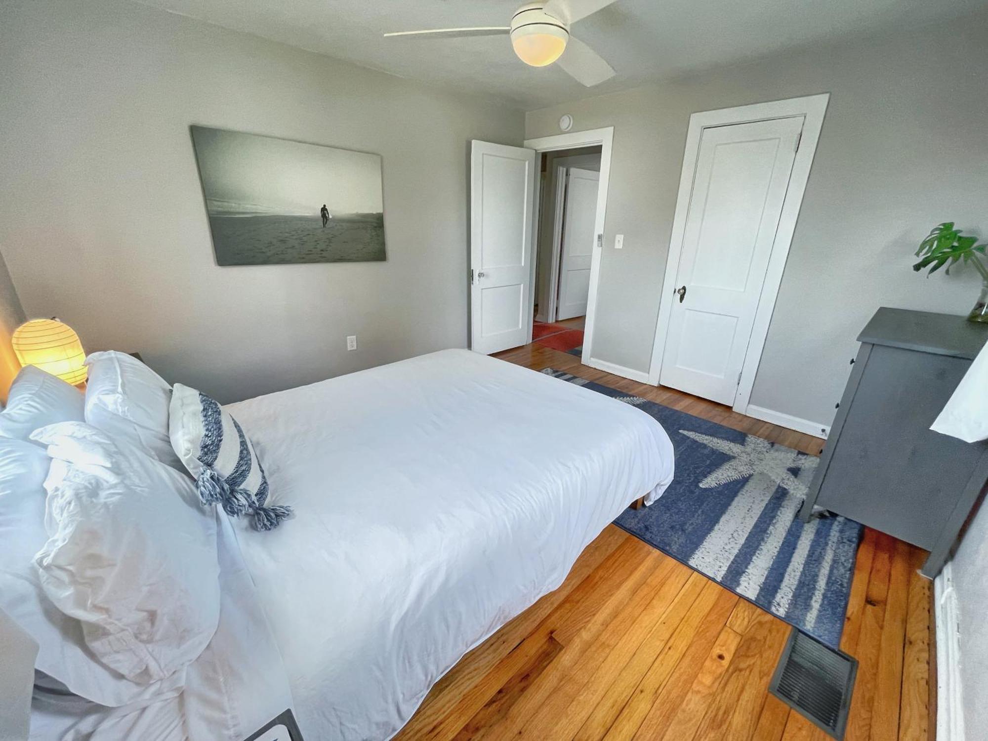 Seas The Day - 4 Blocks To The Beach, Restaurant, And Bar District - Great Deck And Outdoor Space!! Apartment *