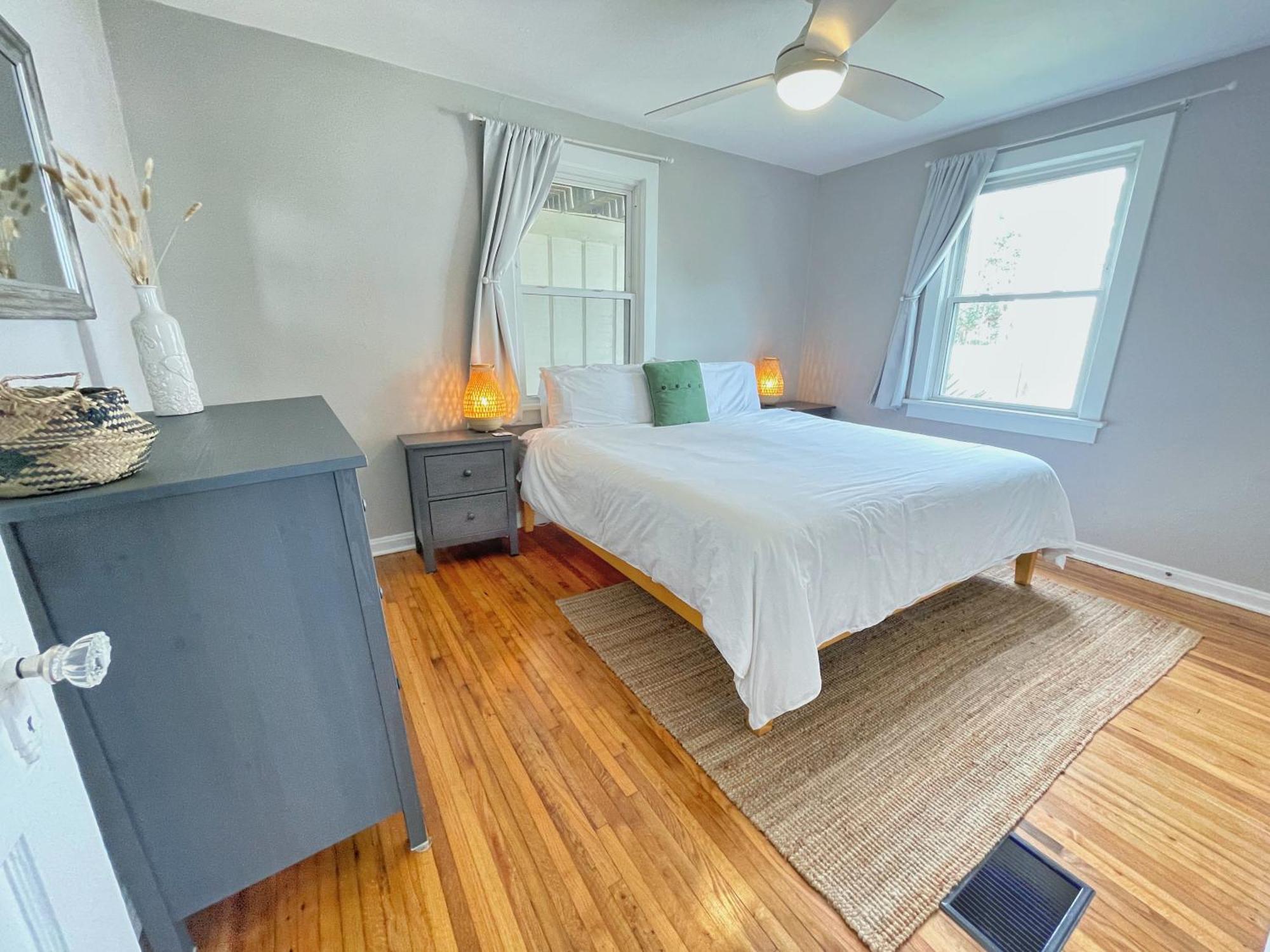 Seas The Day - 4 Blocks To The Beach, Restaurant, And Bar District - Great Deck And Outdoor Space!! *