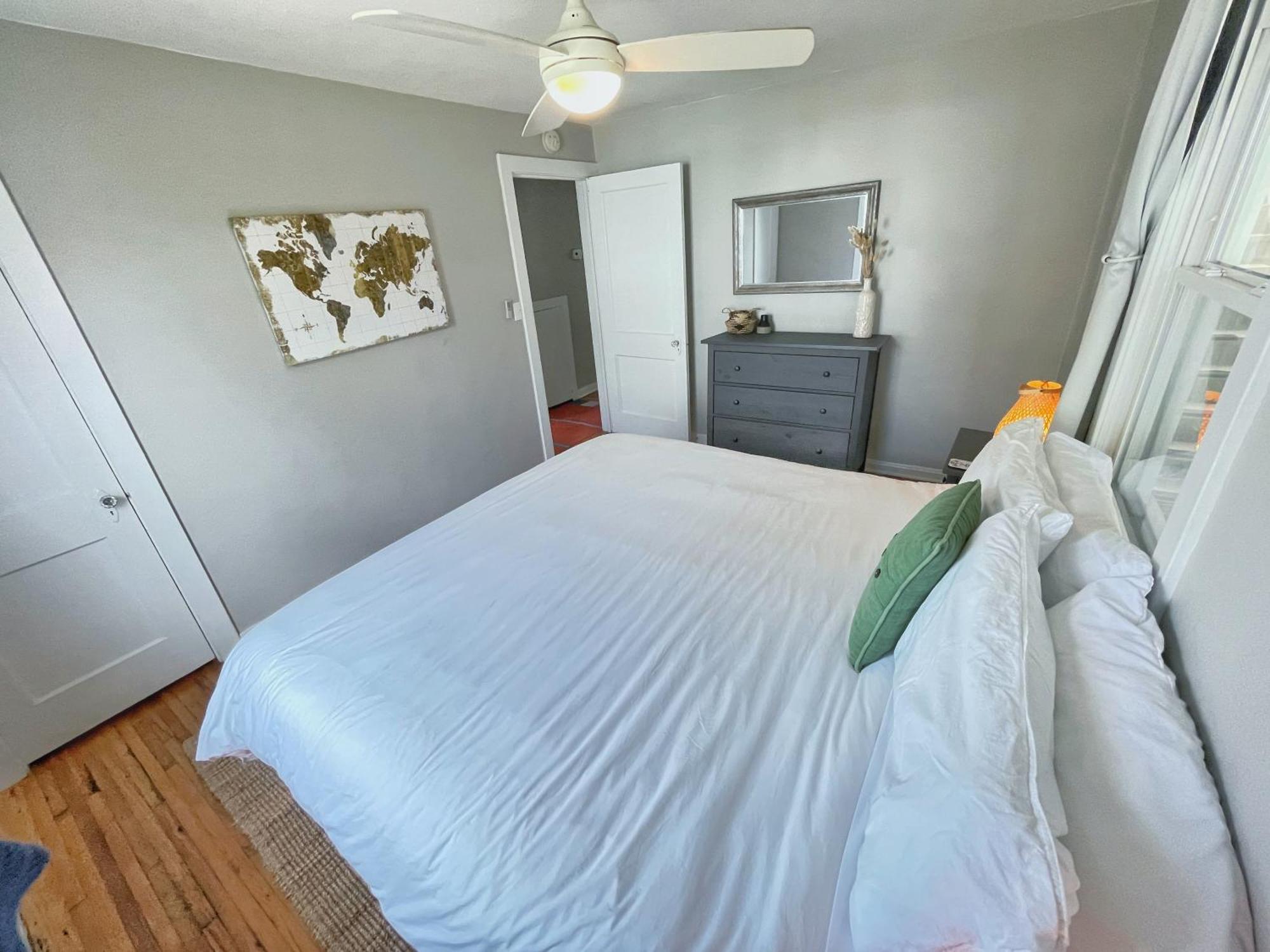 Seas The Day - 4 Blocks To The Beach, Restaurant, And Bar District - Great Deck And Outdoor Space!! Apartment *