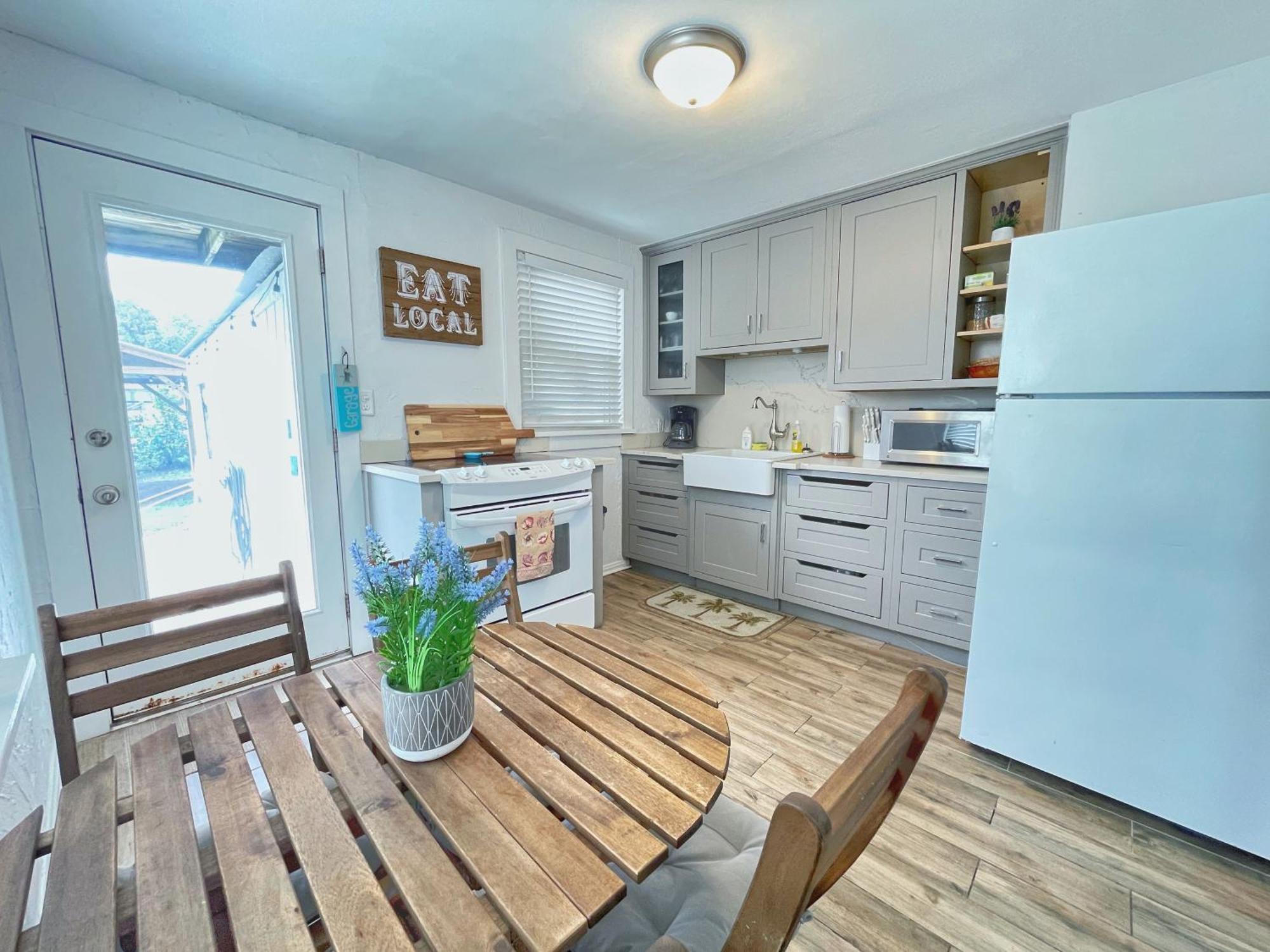 Apartment Seas The Day - 4 Blocks To The Beach, Restaurant, And Bar District - Great Deck And Outdoor Space!! Jacksonville Beach