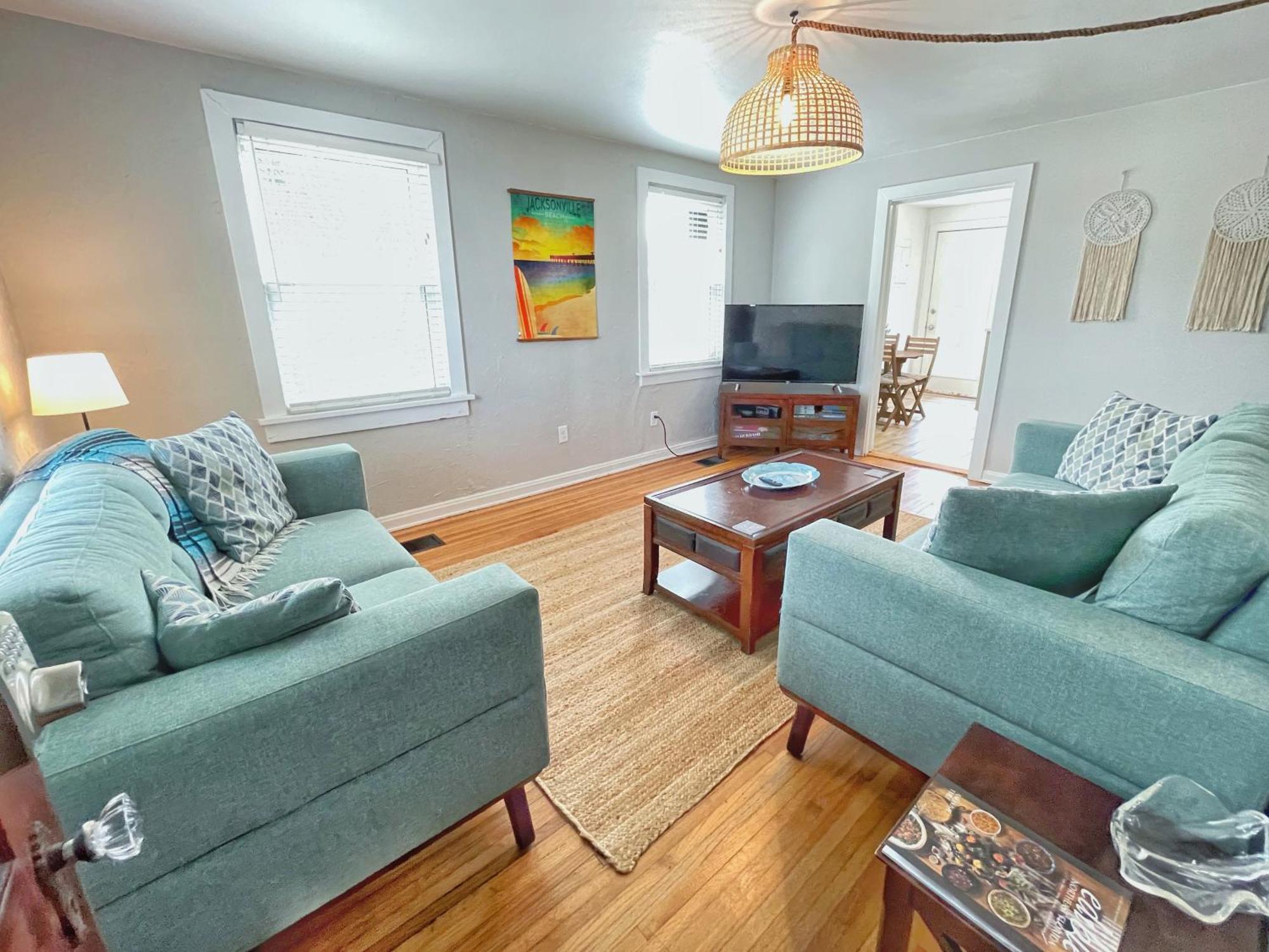 Seas The Day - 4 Blocks To The Beach, Restaurant, And Bar District - Great Deck And Outdoor Space!!